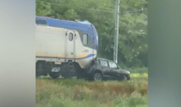 Torino – Tragedia sfiorata: treno travolge auto sui binari, autista fugge all’ultimo