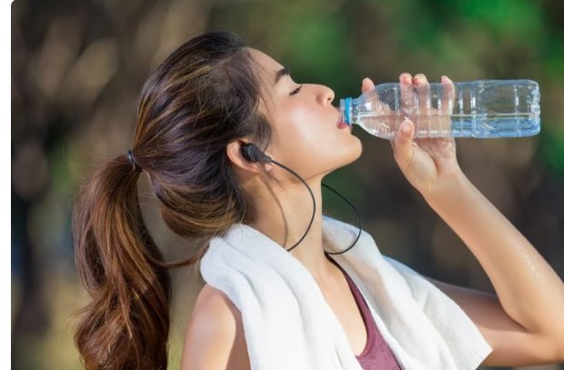 Bere troppa acqua può essere tossico – Ecco la quantità ideale: l’ultimo studio