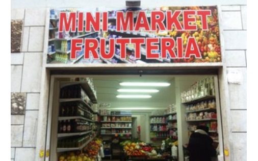 Torino – Follia al minimarket: cliente entra ubriaco e il titolare lo prende a sprangate. Condannato