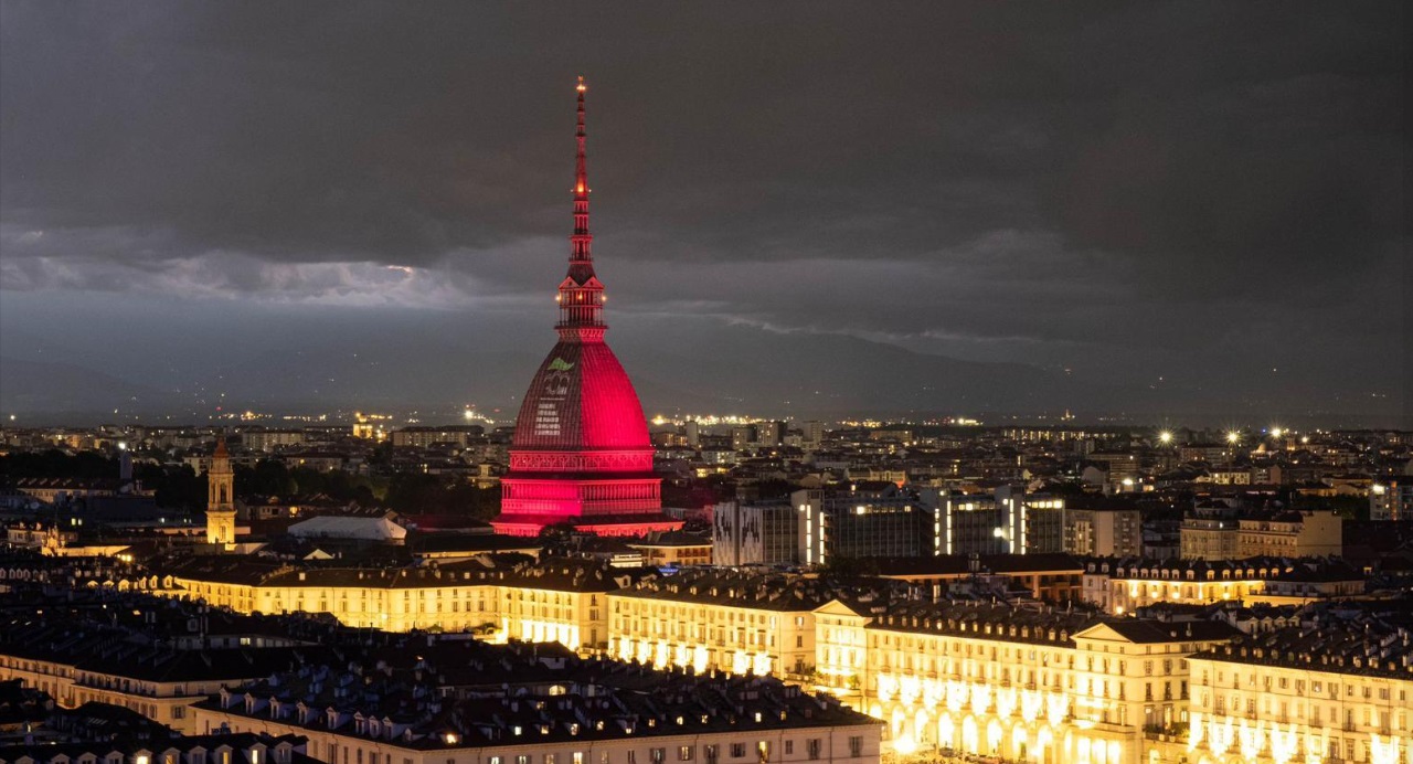 Torino – La Mole si illumina: i paesaggi vitivinicoli di Langhe-Roero e Monferrato sono Patrimonio Unesco dell’umanità da 10 anni