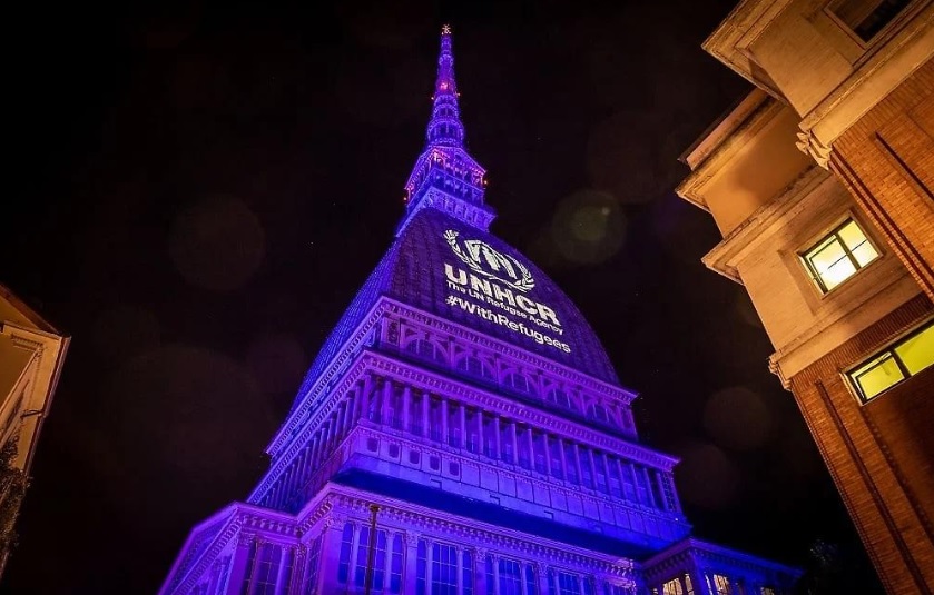Torino – La Mole si è illuminata di blu per la Giornata del rifugiato “Difendiamo la solidarietà”