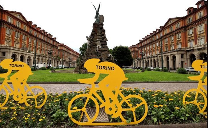 A Torino cresce l’attesa per lo storico arrivo del Tour de France: il trofeo della “Grand Départ” esposto al Punto Più