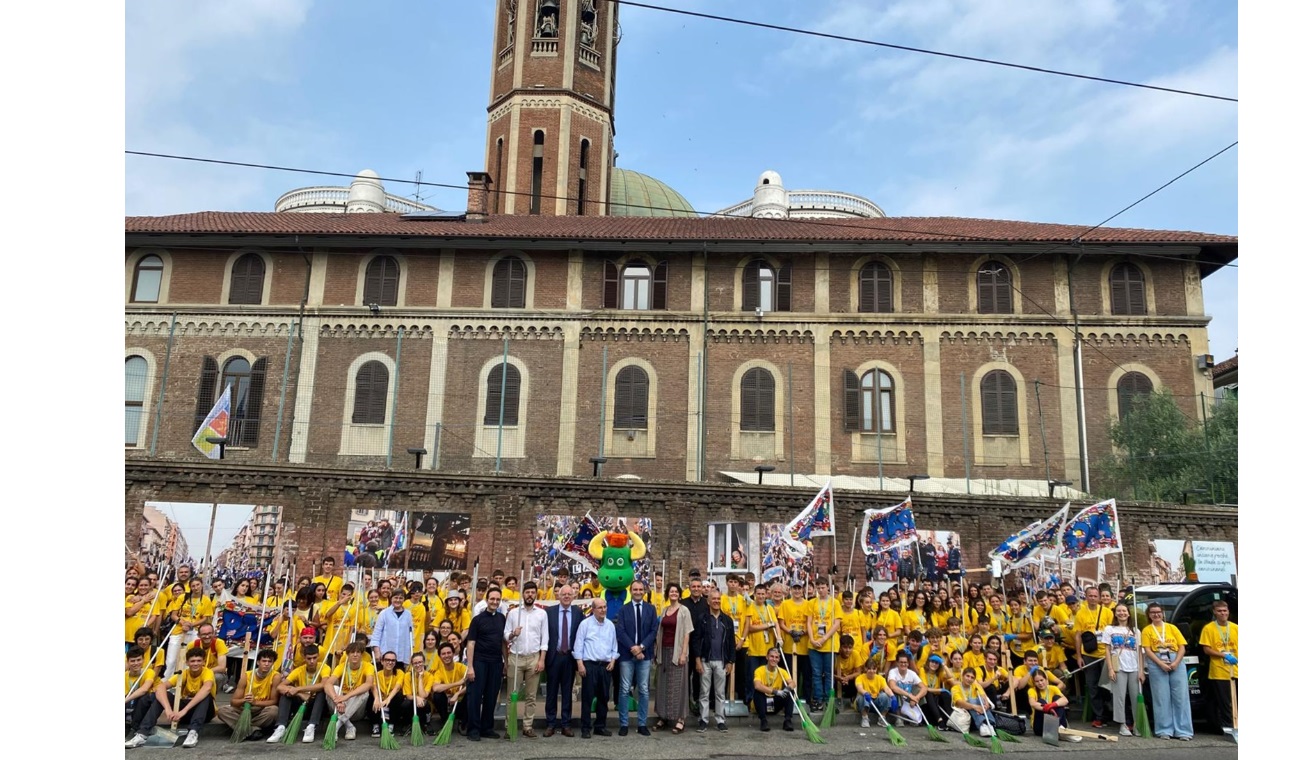 Torino – “Io sono Barriera”: in 400 scendono in strada per una giornata di pulizia e cura del quartiere. Grande successo per l’iniziativa