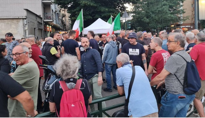 Torino – In centinaia in piazza Bengasi per dire: “Stop al mercato della droga!” La protesta