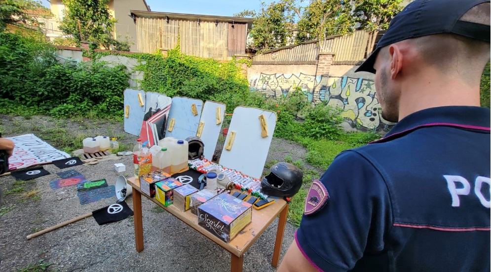 Torino – Sgomberato l’ex Lavatoio Municipale, occupato da oltre un anno. Sequestrati bastoni e fionde