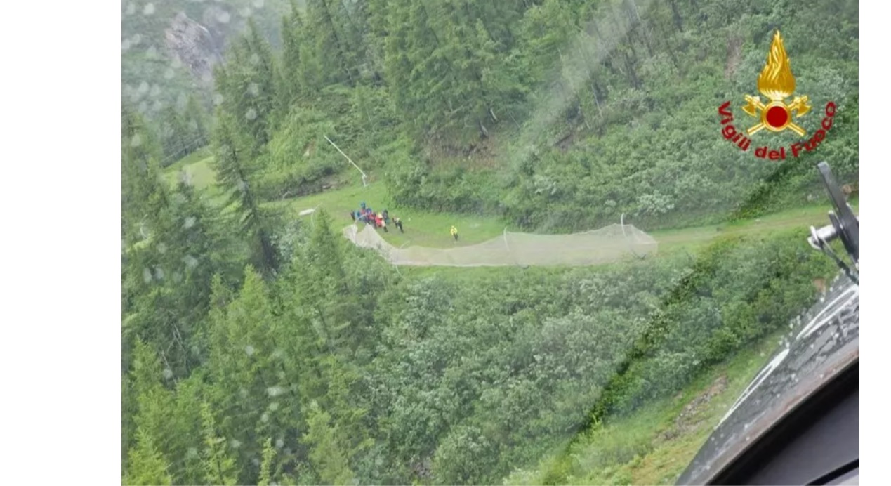 Tremendo dramma in Piemonte: donna resta agganciata alla teleferica, muore dopo un volo di 100 metri davanti ai figli