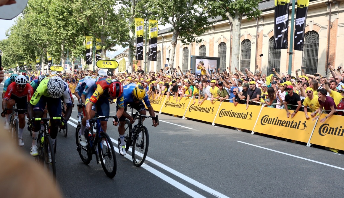 Torino – Il Tour de France è un trionfo: successo di pubblico lungo le strade e vittoria storica di un ciclista eritreo