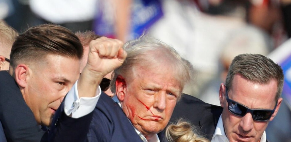 SPARI CONTRO TRUMP – L’ex Presidente si lancia a terra. Muore una persona fra il pubblico, ucciso l’attentatore. E’ il caos