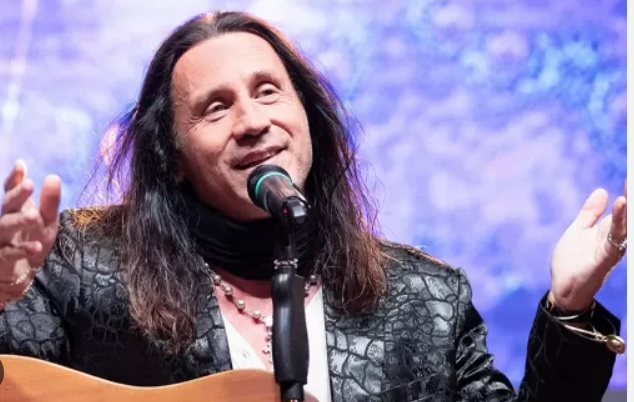 Povia cacciato dal sindaco di Nichelino “No al concerto, ha idee inaccettabili”. E scoppia la polemica