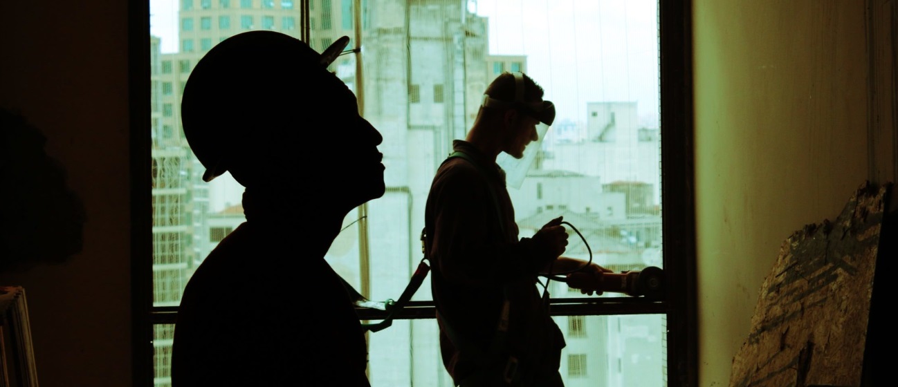 Mercato del lavoro in Italia, fra luci e ombre – Aumentano gli occupati, ma i salari sono da fame: l’analisi