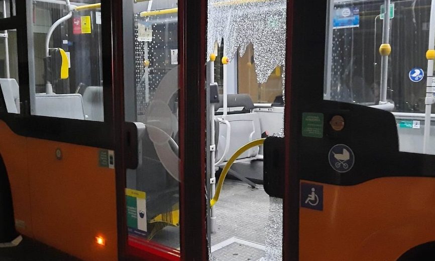 Torino – Follia sul Bus: controllore chiede biglietto, passeggero lo fa volare fuori, sfondando la porta