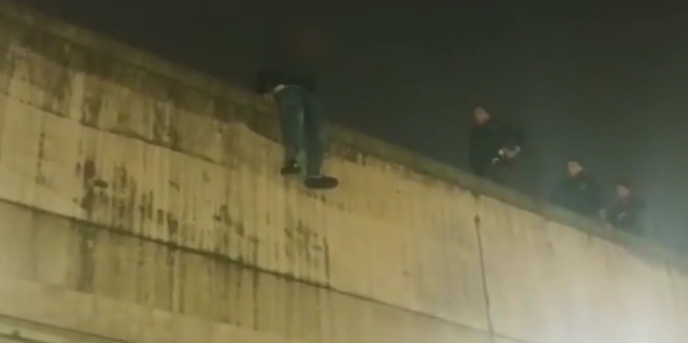 Torino – Vuole lanciarsi dal muro del sottopasso, da un’altezza di 10 metri: ragazzo salvato all’ultimo dalla polizia