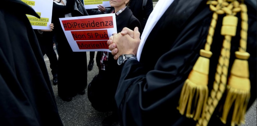 Torino – 200 Avvocati “marciano” in corteo contro il disastro dell’Ufficio dei Giudici di Pace: “Udienze nel 2028!”