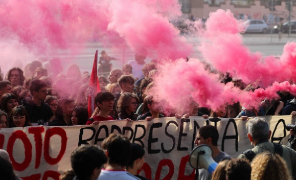Torino – Caos totale al ‘No Meloni Day’: scontri e spray urticante, 15 agenti in ospedale. Ira Salvini: “Zecche rosse”