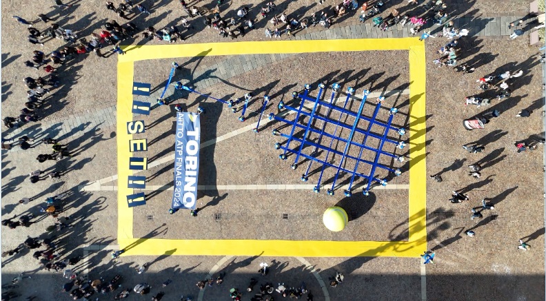 Torino – Spettacolo in piazza San Carlo: una gigantesca racchetta animata riempie la piazza: “Un messaggio da Torino a tutto il mondo”