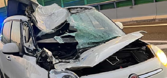 Torino – Paura in Tangenziale: ruota si stacca da un camion e sfonda auto