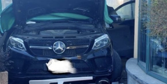 Torino – Auto sbanda e sfonda un dehors. Ci sono feriti fra i clienti