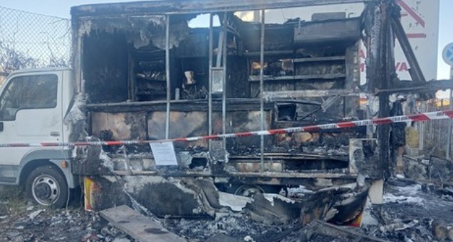 Torino – Incendio distrugge il furgone di un paninaro. 39enne in ospedale: le sue condizioni
