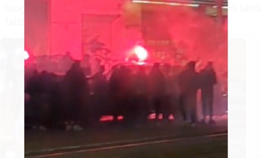 Follia a Torino – Spari in strada con una pistola e fuochi d’artificio per “festeggiare”. Paura nel quartiere