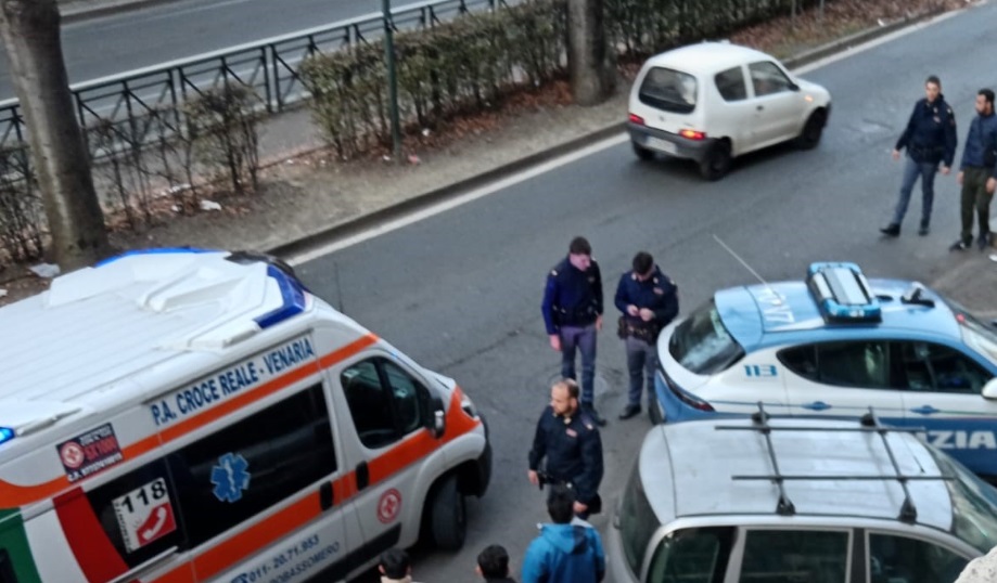 Torino – Urla e aggredisce passanti a caso: ragazzo insanguinato
