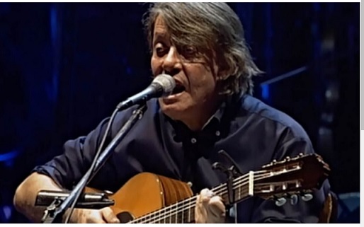 Torino celebra De André – In centinaia si radunano in piazza per un grande Coro in suo onore. L’evento