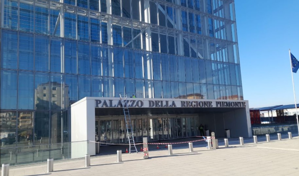 Torino – Deturpato il Palazzo della Regione “Chiederemo il risarcimento per la pulizia”. Cosa è successo