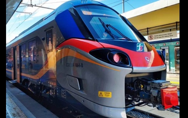 Torino – Idiozia dei vandali: treno Pop preso a sassate. 14 finestrini rotti