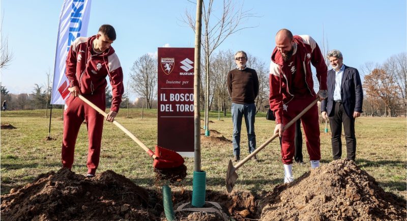 Torino è più verde – Nasce il “Bosco del Toro”: i giocatori piantano nuovi alberi