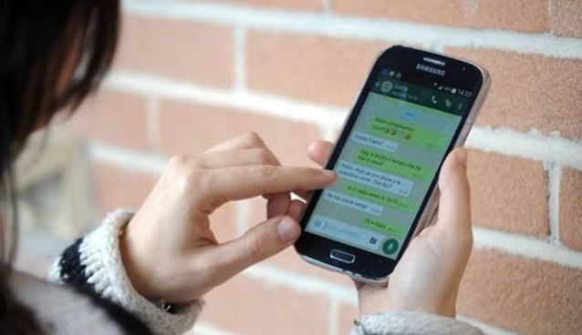 Sbirciare le chat WhatsApp del partner è reato – Anche se si conosce il Pin del telefono: la sentenza