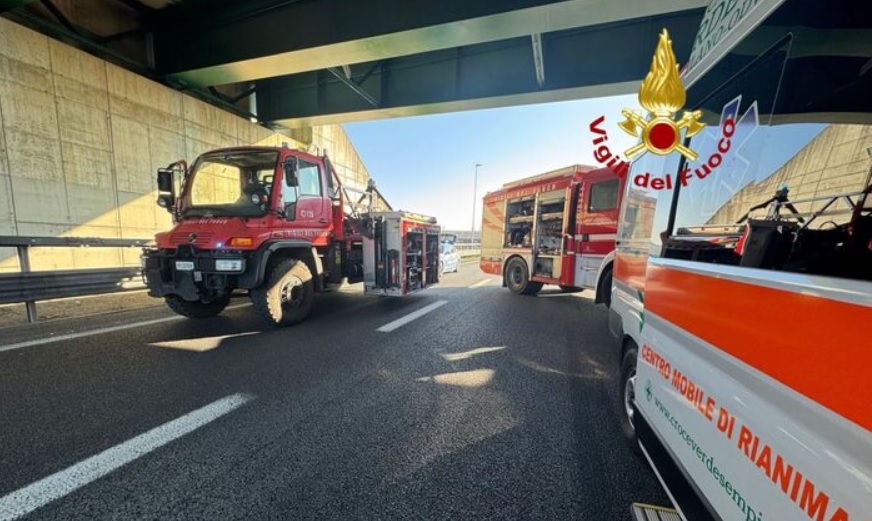 Tragedia sfiorata – Pullman con scolaresca di Ivrea (44 bambini) tampona un Tir, gravissimo l’autista