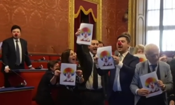 Torino- Caos in Comune: Lo Russo contestato con nasi da clown, dopo il sopralluogo ad Askatasuna: “Vergogna”