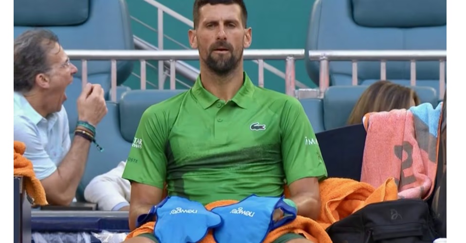 Perché Djokovic sta giocando con strani guanti blu? Ecco l’ultima trovata ‘tecnologica’