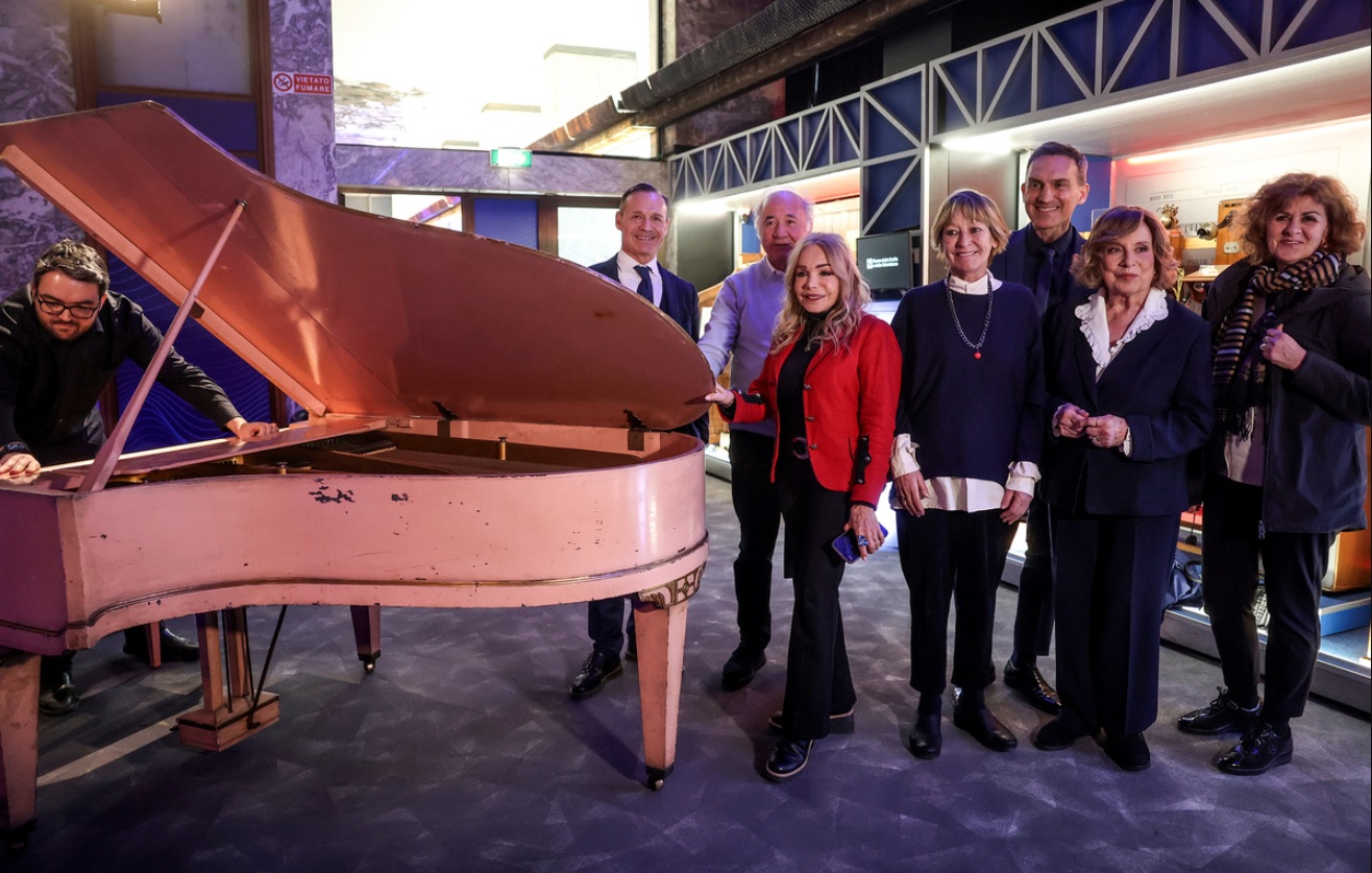 Torino – Torna finalmente “a casa” il mitico pianoforte rosa di Fred Buscaglione: sarà esposto in città. ecco dove