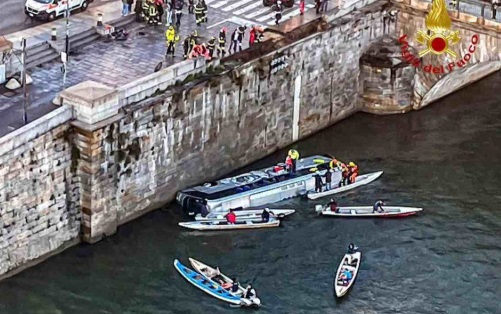 Torino – Pullman in gita all’Egizio finisce nel Po: morto l’autista – L’autobus sotto sequestro: la tragedia