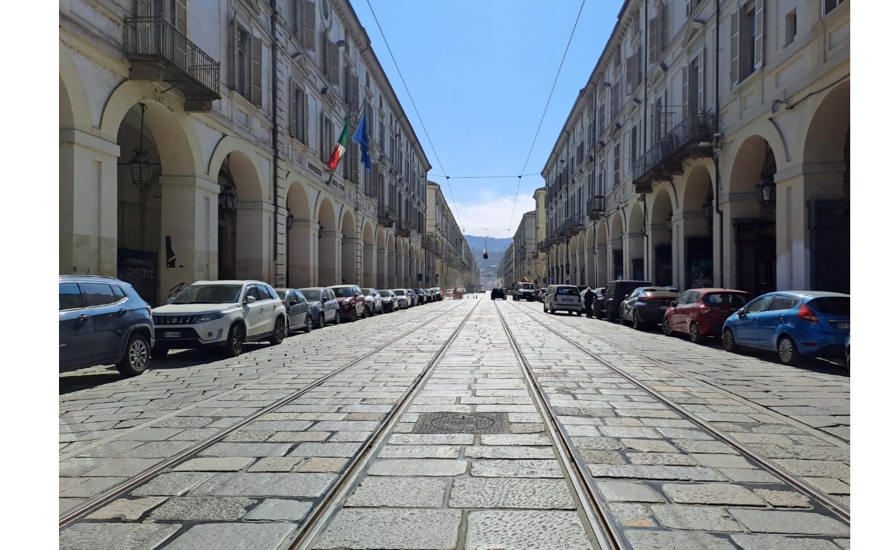 Torino – Via Po, dopo un anno conclusi finalmente i lavori per il rinnovo binari e il ripristino della pavimentazione. La strada è rinnovata