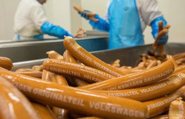 Crisi Volkswagen – Ora vende più wurstel che automobili: “Gli incassi sono sorprendenti”