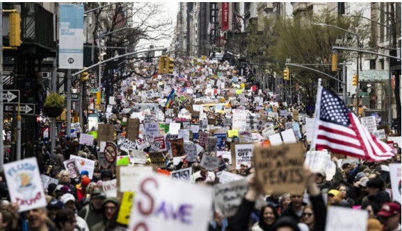 “Giù le mani”:  1.200 manifestazioni contro Trump e Musk – Fiumi di gente a New York