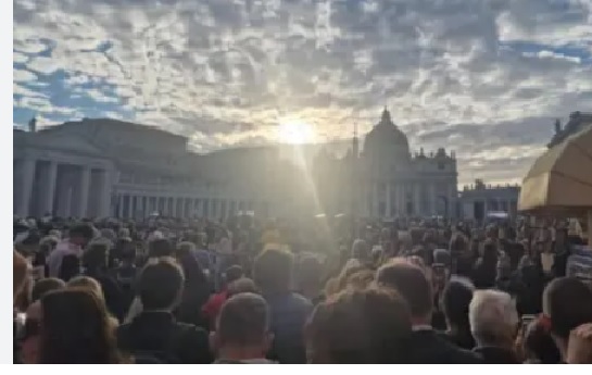 Conclave – La prima Fumata è nera, davanti a 50 mila persone. Domani riprendono le votazioni