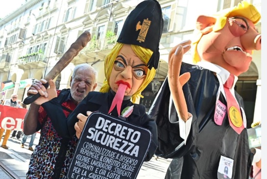 Torino – Corteo del 1°Maggio: 20 mila persone in strada. Fantocci di Meloni e Trump: bruciate bandiere Usa e Israele