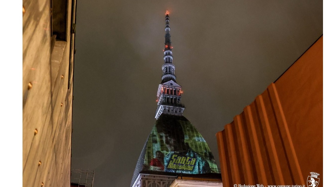 Torino – La Mole celebra il “Santa Maradona Day”, l’evento di solidarietà dedicato al film cult girato a Torino INFO