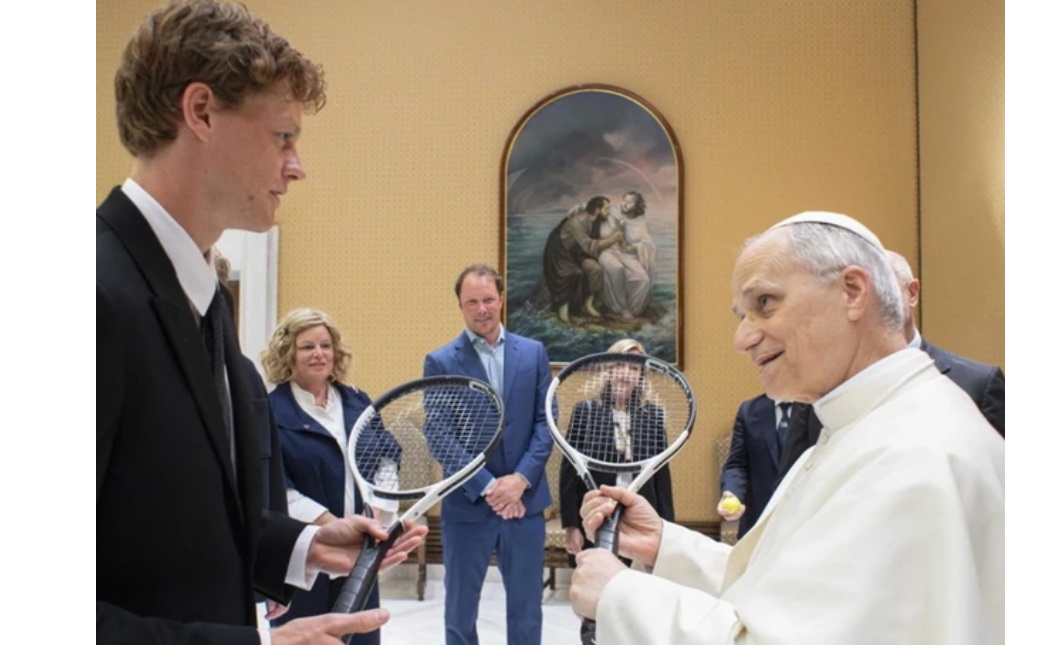 Sinner va dal Papa e gli regala racchetta e pallina: “Santo padre, vuole giocare?”