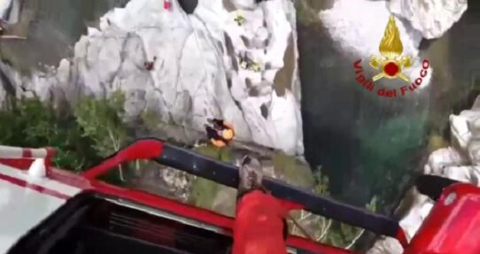 Piemonte – Bimbo scivola in acqua in una gola rocciosa: salvato da un passante