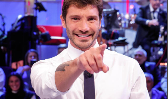 De Martino e il video intimo diffuso: qualcuno aveva allertato lo show man. Il retroscena