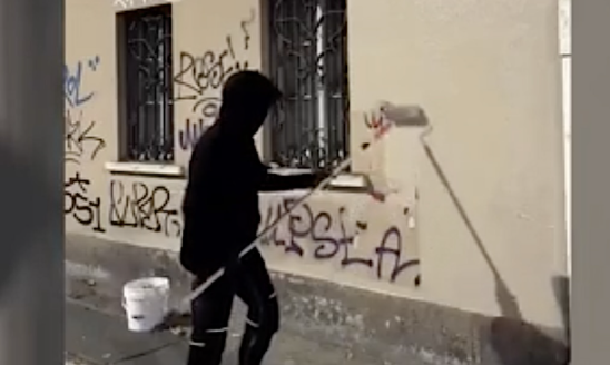 Arriva ‘Ghost Pitur’, l’eroe urbano che trasforma le scritte vandaliche in muri puliti. I residenti lo amano: ecco chi è