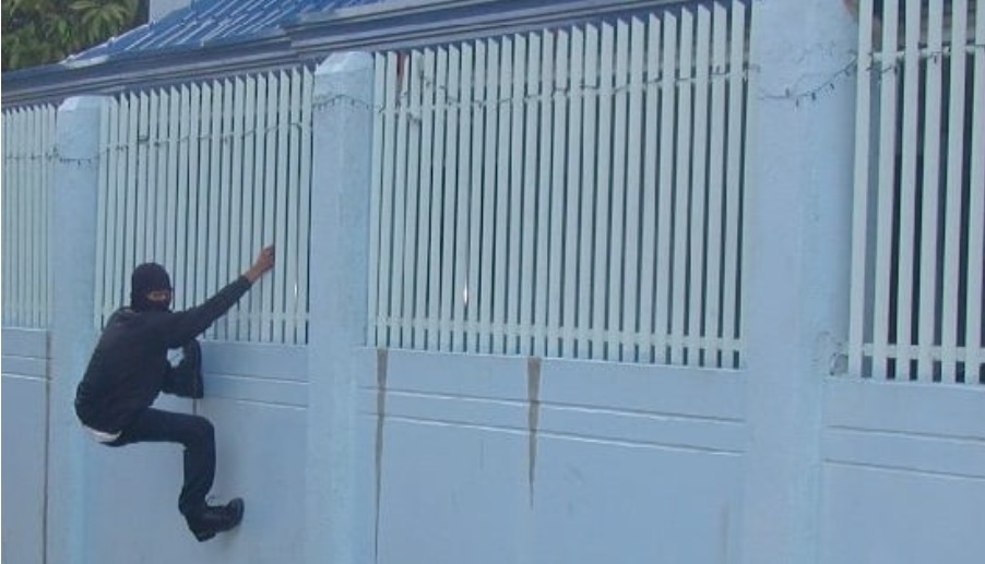 Ladro di Chivasso maldestro: tenta il furto in villa, resta infilzato dalle inferriate- Ferito e arrestato