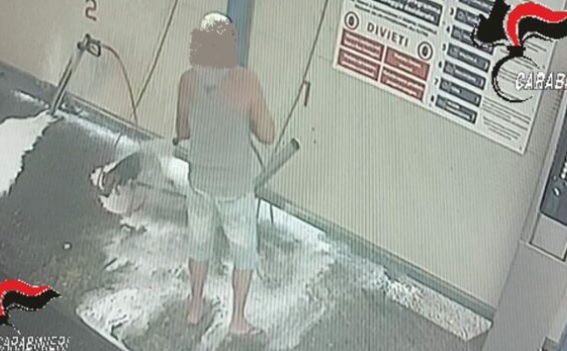 Piemonte – Lava tranquillamente il cane all’autolavaggio in centro città- Denunciato