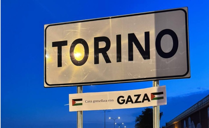 “Torino città gemellata con Gaza” – Spuntano nella notte i cartelli provocatori, nei principali accessi della città