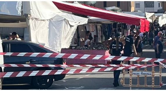 Follia in Piemonte – Fa zig zag in auto tra i banchi del mercato, rincorso dai passanti (anche da un assessore) e arrestato