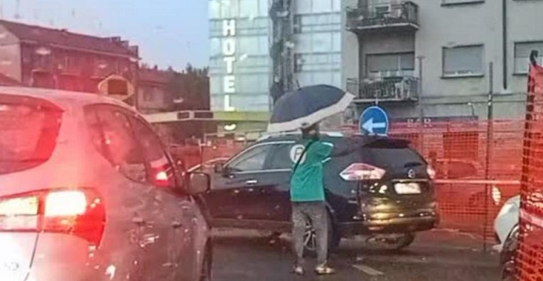 Torino -In piazza Baldissera ci sono anche i ‘vigili abusivi’: immigrati dirigono il traffico