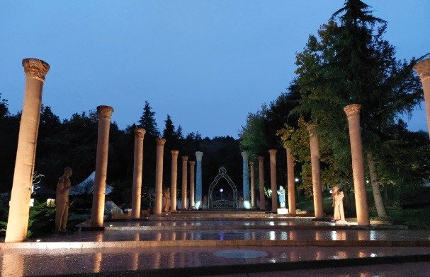 In Piemonte c’è una “città segreta” scavata nella montagna – “Templi sotterranei scavati per 15 anni, senza che nessuno lo sapesse”. L’incredibile storia